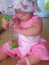 啃奶的图片,宝宝成长的温馨瞬间